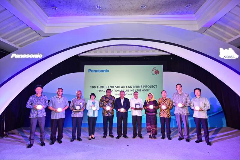 lentera bertenaga surya panasonic Penyerahan secara simbolik donasi 5.000 lentera bertenaga surya dari Panasonic Corporation untuk permukiman rakyat melalui Kementerian Pekerjaan Umum dan Perumahan Rakyat (PUPR) di Jakarta, Selasa (30/1/2018). Di bagian tengah tampak Rachmat Gobel (Preskom Grup PT Panasonic Gobel Indonesia yang juga mantan Menteri Perdagangan) dan Menteri PUPR Basuki Hadimuljoni (jas biru). (Foto: HousingEstate/Susilo Waluyo)