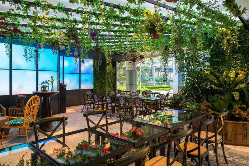 Pencahayaan dalam ruang transformatif dari Philips untuk restoran Picnic di Singapura (foto: dok. Philips Lighting)