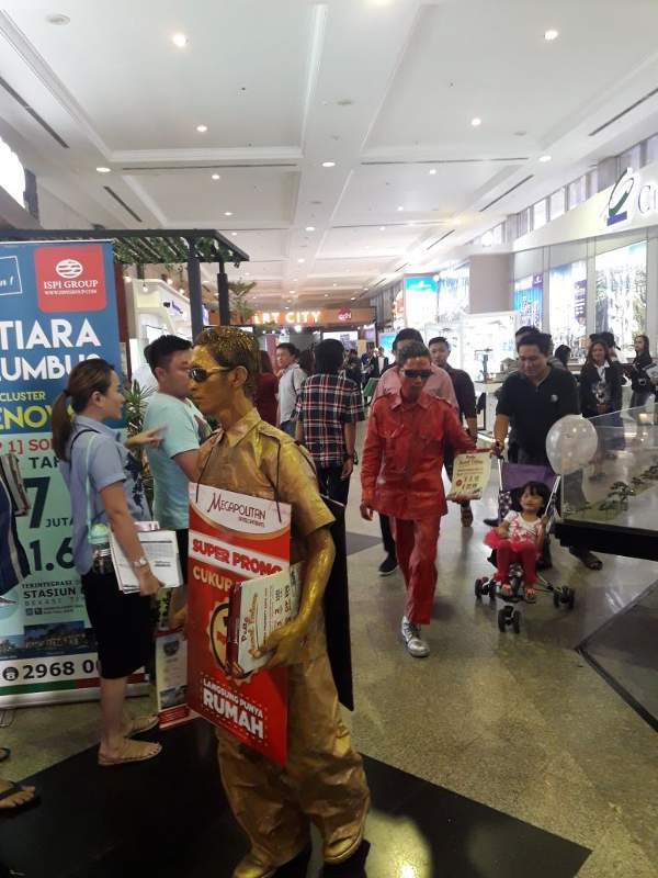 Megapolitan Development yang banyak mengembangkan proyek properti berupa perumahan, apartemen dan properti komersial di Cinere, Kota Depok (Jawa Barat), menampilkan promo yang dibawakan para pemain pantomim di stand-nya untuk menarik perhatian pengunjung.
