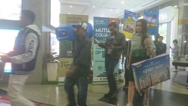 Sementara PP Properti yang fokus mengembangkan apartemen selain properti komersial di berbagai kota besar termasuk Jabodetabek, menampilkan citra perempuan muda nan aduhai sehabis shopping untuk menarik perhatian pengunjung pameran di samping pria sedang membawa tabung gas dan lain-lain.
