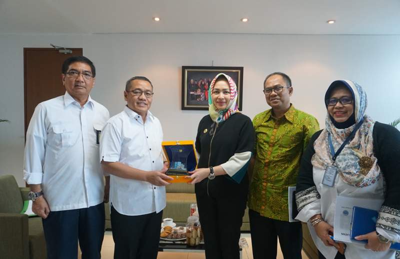 Walikota Tangerang Selatan (Banten) Airin Rachmi Diany (tiga dari kanan) bersama Dirjen Penyediaan Perumahan Kementerian Pekerjaan Umum dan Perumahan Rakyat (Kemenpupera) Khalawi Abdul Hamid (dua dari kiri) di Jakarta, Selasa (20/3/2018).