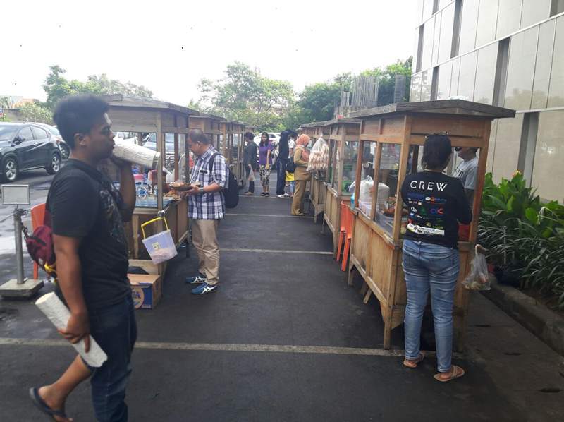 Gerobak PKL yang menjajakan aneka penganan yang dihadirkan pengelola di areal kawasan hunian terpadu Green Pramuka City, Jl A Yani, Jakarta Pusat, setiap pagi jam 06.00–10.00, sebagai salah satu sarana penghuni berinteraksi. (Foto: dok Green Pramuka City)