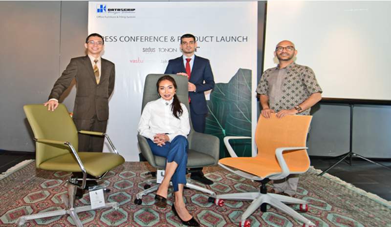 kursi datascript kekinian milenial Ki-ka: Jeff Sherwin (Asisten Marketing Manager PT Datascrip), Jahan Rezai (Sitia Area Manager Far East Asia), Zaky Makarim (Division Manager PT Datascrip) dan Division Director PT Datascrip Mary T Oetomo (duduk) saat konferensi pers peluncuran kursi kantor Sitia, Tonon dan Sedus di showroom Vastuhome, Jakarta Selatan, Kamis (8/3/2018). (Foto: HousingEstate/Susilo Waluyo)