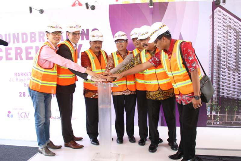 Prosesi peletakan batu pertama (ground breaking) apartemen Bekasi 48 City Center oleh jajaran direksi PT Graha Dinamika Persada (Indonesia) dan PT Global Vista Indonesia (Singapura) di Bekasi, Sabtu (28/4/2018). (Foto: Dok. Bekassi 48 City Center).