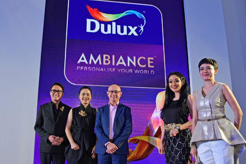 dulux ambiance 1 Para pembicara saat konferensi pers Dulux Ambiance (ki-ka): Barli Asmara (fashion designer), Yuling Hoo (desainer dan Creative Director brand Le Ciel), Jun de Dios (Presiden Direktur PT ICI Paints Indonesia-AkzoNobel Decorative Paints Indonesia), Diana Putri (fashion designer), dan Yuni Jie (desainer interior) dalam ajang Fashion Nation 2018 di Jakarta, Senin (16/4/2018). (Foto: HousingEstate/Susilo Waluyo)