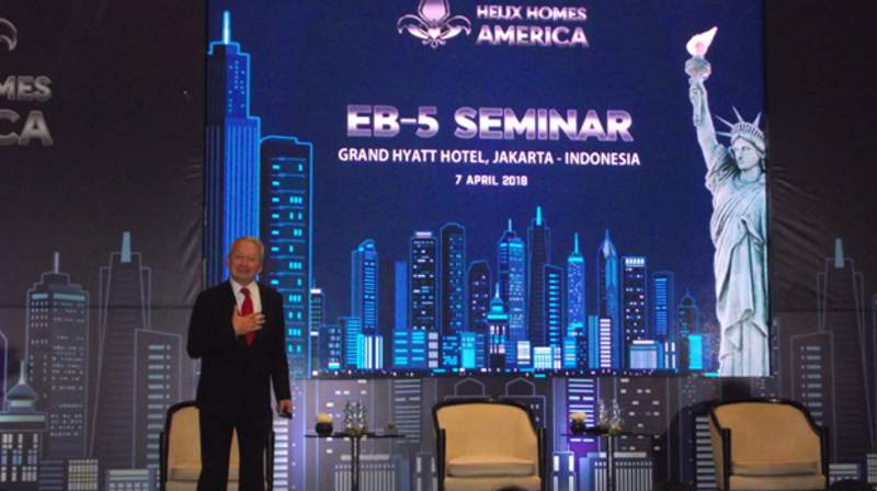 Dr. Dolf De Roos, President of Helix Homes America dan  International Property Guru saat menyampaikan EB-5 Seminar di Jakarta (7/4). (Foto : Dok. Helix Homes America)