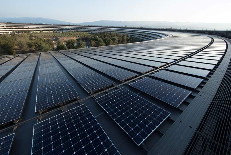 panel surya atap kantor apple Panel surya di atap kantor pusat Apple yang baru di Cuppertino, AS. (Foto: Apple)