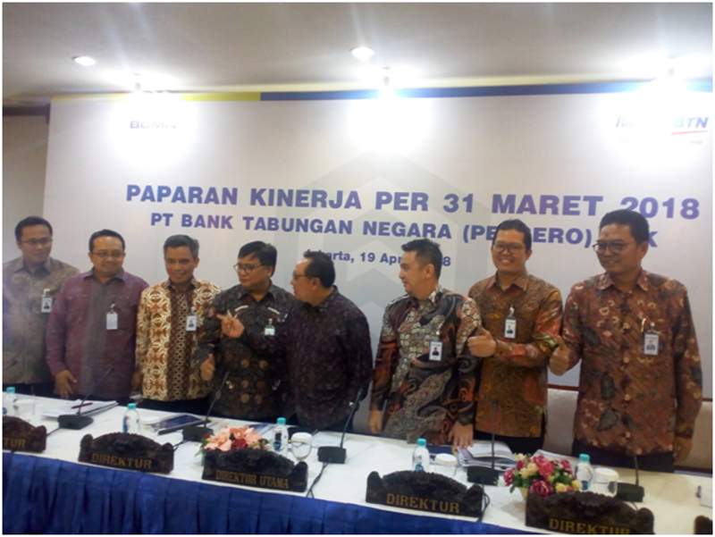 Direktur Utama Bank BTN Maryono (kelima dari kiri) saat memaparkan kinerja Bank BTN triwulan I 2018 kepada pers di Jakarta, Kamis (19/4/2018), bersama jajaran direksi BTN lainnya. (Foto: Yudiasis Iskandar/HousingEstate)