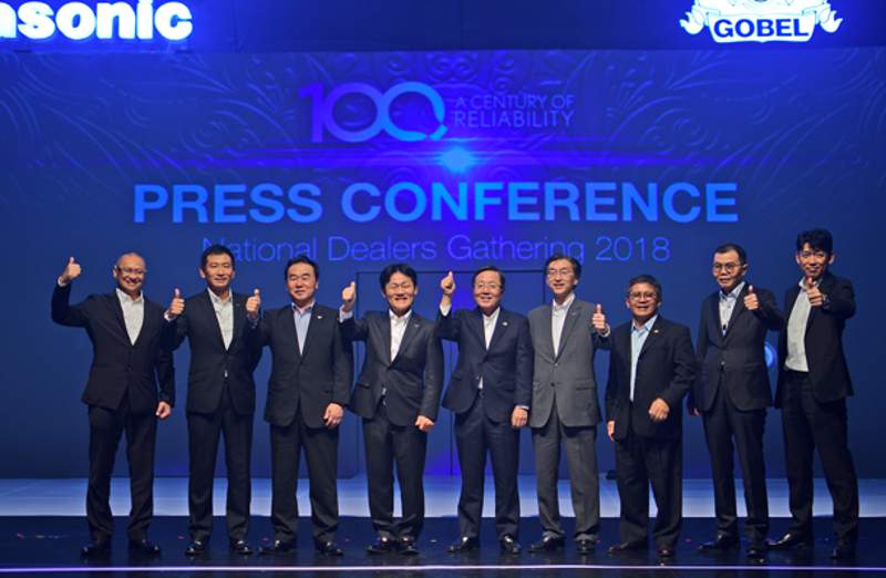 press conference panasonic Associate Director PT Panasonic Gobel Indonesia (PGI) Achmad Razaki (kiri), Sales Director Kensuke Miyaji (kedua dari kiri), Presiden Direktur Seigo Saifu, Managing Director Panasonic Appliances Asia Pasific Hiroyuki Tagishi, Vice President Director PGI Tadaharu Taguchi (kedua dari kanan), dan Marketing Director PT PGI Naoyuki Tada (kanan), berfoto bersama setelah jumpa pers “National Dealer Gathering 2018” di Jakarta, Rabu (11/4/2018). (Foto: HousingEstate/Susilo Waluyo)