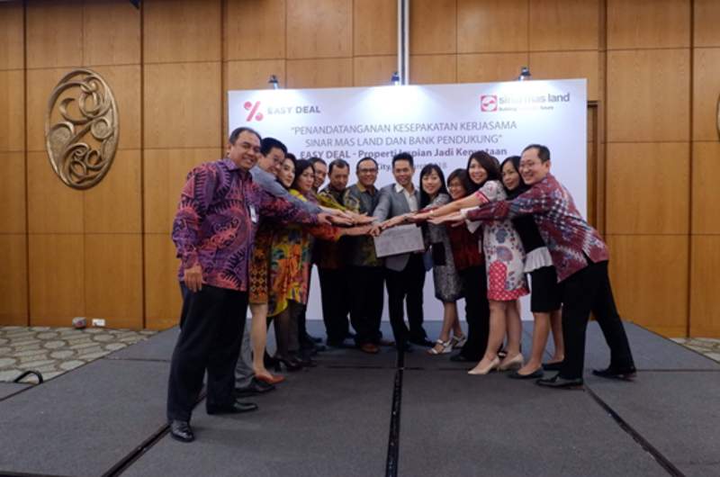 Ishak Chandra, CEO Strategic Development & Services Sinar Mas Land (keenam dari kanan) bersama perwakilan dari 12 bank usai menandatangani kesepakatan kerjasama program Easy Deal yang akan digelar selama April–Juli 2018 untuk pembelian produk properti di berbagai proyek Sinar Mas Land di seluruh Indonesia. (Foto: Dok. Sinar Mas Land)
