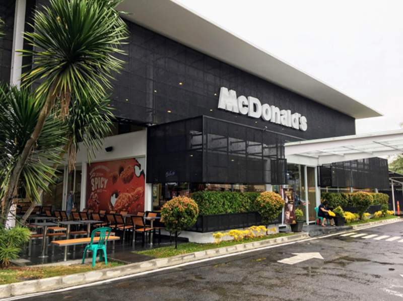 Tampak depan gerai McDonald’s Artha Gading, Jakarta Utara, setelah direnovasi sebagai pilot project program reimaging McDonald’s Indonesia (foto: dok. McDonald’s Indonesia)