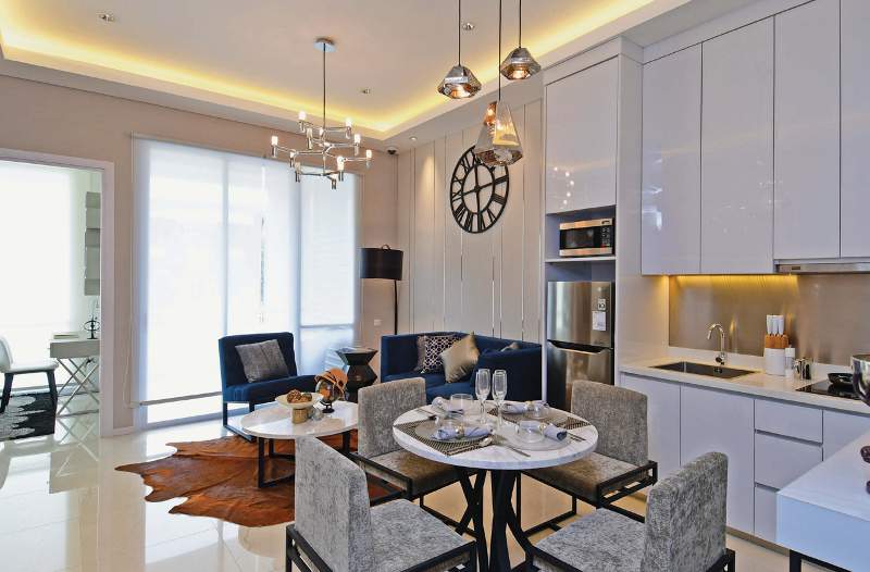 Lokasi: Apartemen Samara Suites, Synthesis Square, Jl Jend Gatot Soebroto, Jakarta Selatan Tipe: 2 kamar atau 2 bed room (BR) 65 m2 (semigross) Desainer Interior: Henco Studio