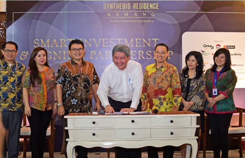 Presiden Direktur Synthesis Development Budi Yanto Lusli (tengah) dan Andy Kesuma Natanael, pimpinan PT Properti Provis Indonesia (ketiga dari kiri), berfoto bersama para agen properti usai penandatanganan kesepakatan kolaborasi pemasaran Synthesis Residence Kemang, Jakarta Selatan, Selasa (5/6/2018). (Foto: HousingEstate/SusiloWaluyo)