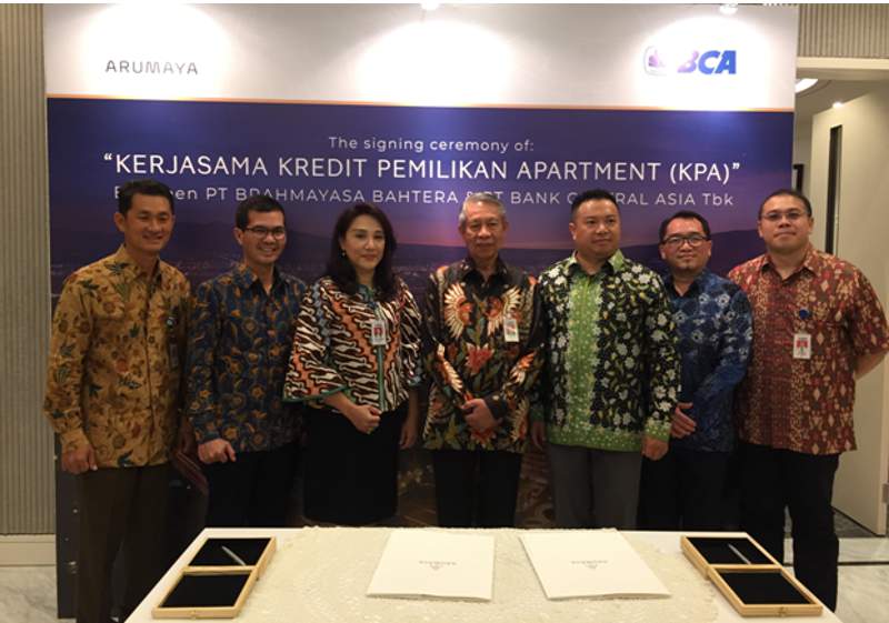 Jajaran direksi PT Brahmayasa Bahtera (Astra Property) dan Bank BCA berfoto bersama usai penandatanganan kerja sama penyaluran kredit pemilikan apartemen untukproyek Brahmayasa di Jakarta, Selasa (24/7/2018). (Foto: Dok. PT Brahmayasa Bahtera)