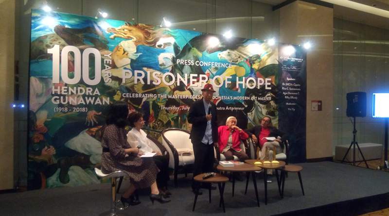 Ciputra didampingi Presdir Ciputra Artpreneur Rina Ciputra Sastrawinata (dua dari kiri) dan moderator Vivi Yip (paling kiri) serta kurator Agus Dermawan dan Rifky Effendy, saat menyampaikan rencana penyelenggaraan pameran karya Hendra Gunawan di Ciputra Artpreneur Jakarta, Kamis (19/7/2018), dengan latar belakang repro lukisan “Pengeran Diponegoro Terluka” karya Hendra.