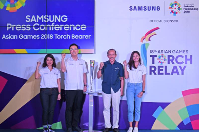 dian sastro mikha tambayong asian games samsung Panitia Pelaksana Asian Games 2018 (INASGOC) dan Samsung Electronics Indonesia (SEIN) mengumumkan secara resmi Dian Sastro dan Mikha Tambayong sebagai duta Samsung pembawa obor Asian Games 2018 di Jakarta, Rabu (11/7/2018). Kiri-kanan: Dian Sastro, Kang Hyun Lee (Vice President Samsung Electronics Indonesia), Eris Heriyanto (Sekretaris Jenderal INASGOC) dan artis Mikha Tambayong (foto: HousingEstate/Susilo Waluyo)