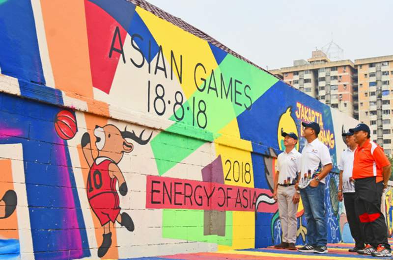 Presiden Direktur PT ICI Paints Indonesia (AkzoNobel Decorative Paints Indonesia) Jun de Dios, Gubernur Jakarta Anies Baswedan, Walikota Jakarta Pusat Bayu Meghantara, Sekda Pemprov DKI Jakarta  Saefullah (kiri-kanan) meninjau dinding mural bertema Asian Games 2018 di sekitar wilayah Wisma Atlet Kemayoran yang diwarnai dengan cat Dulux produksi ICI (foto: HousingEstate/Susilo Waluyo)