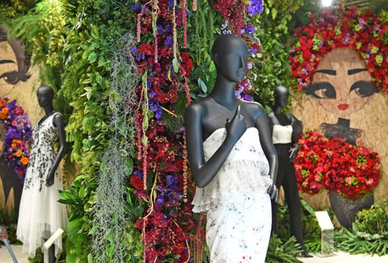 Ilustrator fesyen Bigham asal Thailand dengan ciri khas gambar model bermata besar dikombinasikan dengan dekorasi bunga segar di Central Department Store lantai ground (foto: HousingEstate/Susilo Waluyo)
