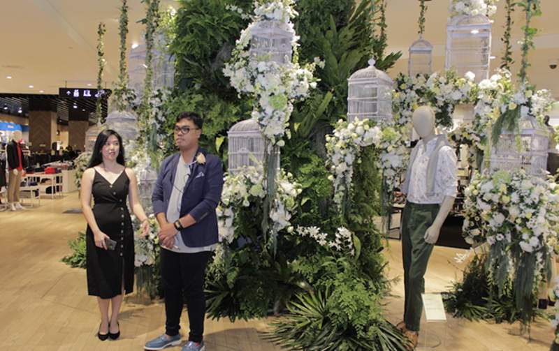 Salah satu dekorasi bertema bunga putih dan sangkar burung di area koleksi busana pria (foto: dok. Central Department Store Indonesia)