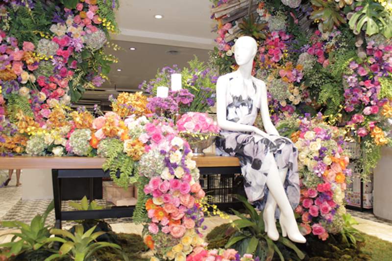 central depstore Central Department Store menghadirkan dekorasi bunga segar terbesar bertema “Floral Symphony” di flagship store Grand Indonesia, Jakarta, dalam rangka perayaan tahun keempat kehadirannya di Indonesia (foto: dok. Central Department Store Indonesia)