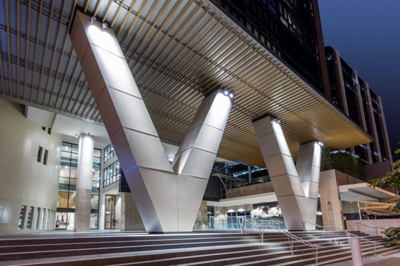 Gambar artis pintu masuk V by Crown Group di Paramatta (Australia) dengan dua pilar berbentuk huruf V. Apartemen ini dianugerahi The Best For Mixed-Use Development  oleh Urban Development Institute of Australia (UDIA) NSW (foto: dok. Crown Group)