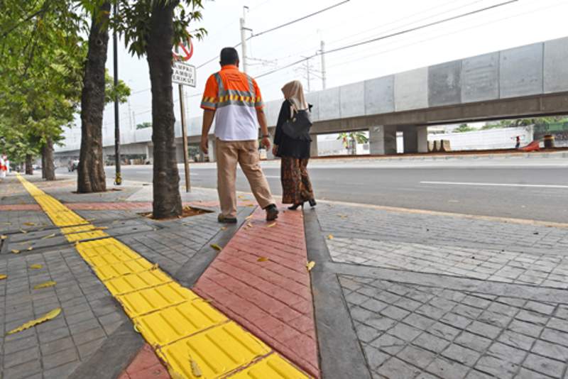 jalur pedestrian sisingamangaraja jakarta Penataan jalur pedestrian di koridor Jl Sisingamangaraja, Jakarta Selatan, menggunakan inovasi material beton dekoratif Holcim DekoCrete (foto : HousingEstate/Susilo Waluyo)