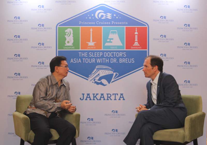 Farriek Tawfik, Direktur Asia Tenggara Princess Cruises (kiri) dan Dr Michael Breus PhD, dokter ahli tidur, saat konferensi pers yang mengungkap hasil survei global Princess Cruises di 12 negara mengenai mutu tidur, di Jakarta, Selasa (7/8/2018) (foto: dok. Princess Cruises)