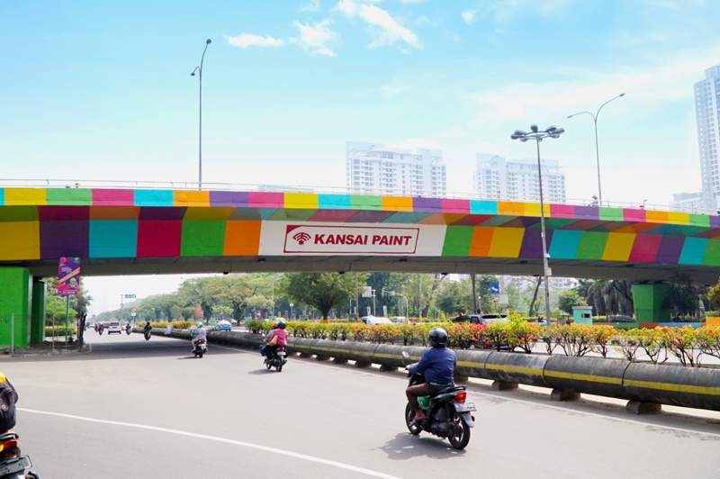 wisma atlet kemayoran Menyambut Asian Games 2018 di Jakarta dan Palembang mulai 18 Agustus mendatang, sejumlah sudut di Jakarta pun berhias termasuk kawasan Kemayoran, Jakarta Pusat, yang akan menjadi pusat penampungan seluruh atlit dari negara-negara peserta dan para official-nya. Berkaitan dengan itu produsen cat pun memanfaatkan momentum mempromosikan produknya. Kansai Paint misalnya, bekerja sama dengan Pusat Pengelolaan Komplek Kemayoran, ikut mempercantik kawasan Wisma Atlit Kemayoran dengan produk catnya. Sekitar 4.000 liter cat seri AP enamel dengan nuansa warna Asian Games 2018 dipulaskan pada bidang seluas 5.000 m2 di jembatan layang Kemayoran, ditambah bidang lain yang akan dilintasi 15.000 atlit dari seluruh penjuru Asia yang mengikuti Asian Games 2018. “Warna tidak sekedar meningkatkan nilai estetika ruang, namun juga memengaruhi kondisi psikologis termasuk mood orang yang melihatnya,” kata Alan Orchard, Kansai Paint Sales and Marketing Decorative and Project Division General Manager, melalui siaran pers di Jakarta akhir pekan lalu. Warna biru misalnya, dipercaya dapat memberikan ketenangan serta keteduhan karena dianggap dekat dengan warna alam, warna hijau memiliki efek menenangkan sama seperti warna biru, warna kuning bisa menstimulasi pikiran dan intelektualitas, warna merah membantu meningkatkan semangat dan performa bertanding. Ia menjelaskan, Kansai AP Enamel dipilih karena berbahan full acrylic yang tahan cuaca, memiliki daya resistensi yang baik terhadap paparan air dan alkali, dan mudah, diaplikasikan. “Kansai AP Enamel juga cocok digunakan untuk media berbahan semen sehingga tepat untuk permukaan luar dan lingkungan perkotaan. Kansai AP Enamel memberikan hasil akhir mengilat dengan ketahanan warna hingga tiga tahun,” ujar Alan.