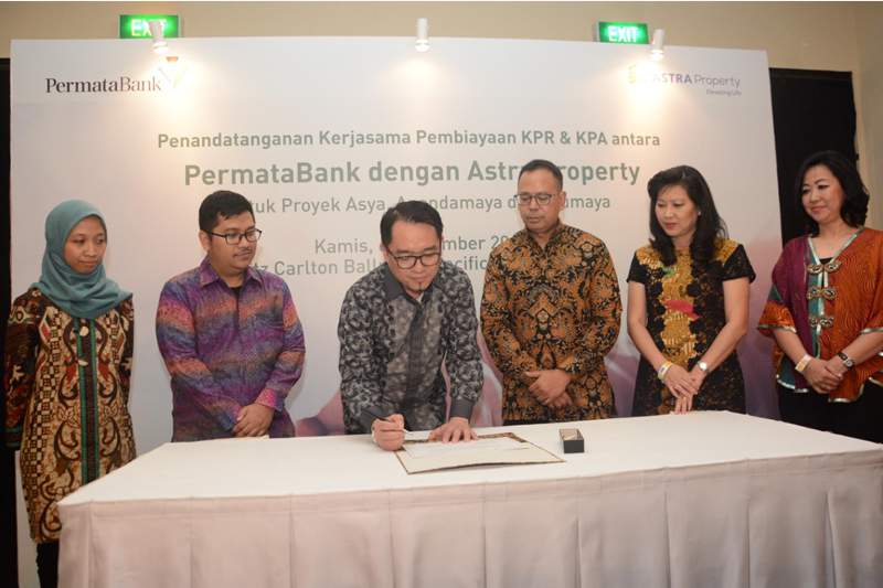 astra property permata Direktur PT Astra Land Indonesia Chuang Say Piau (ketiga dari kiri) dan Direktur Utama PermataBank Ridha DM Wirakusumah (ketiga dari kanan), didampingi pejabat dari kedua perseroan, menandatangani kerja sama pembiayaan pemilikan rumah dan apartemen yang dikembangkan Astra Land di Jakarta, Kamis (6/9/2018). (Foto: dok Astra Land)