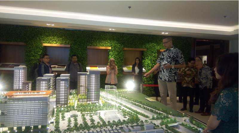 cibis nine Achmad Umar (tengah berbaju batik black and white), Presiden Direktur PT Bhumyamca Sekawan, pengembang proyek properti terpadu Cibis Business Park (12 ha) di Jalan TB Simatupang, Cilandak, Jakarta Selatan, sedang memaparkan rencana pengembangan proyeknya kepada wartawan di Jakarta, Rabu (5/9/2018).