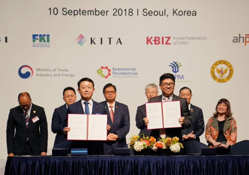 Chairman Vasanta Group Tri Ramadi (kanan) menandatangani kontrak kerja sama di Korea, Senin (10/9/2018), bersamaan dengan kunjungan Presiden Jokowi ke negara itu (foto: dok. Vasanta Innopark)