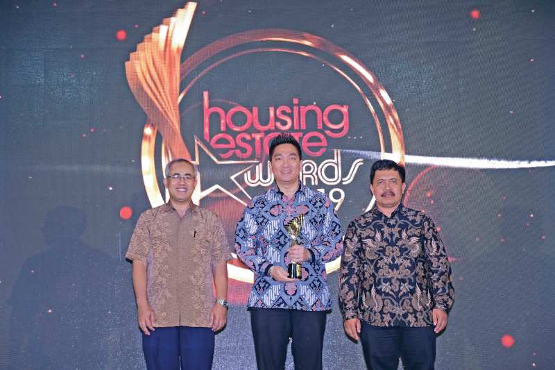 Yance Onggo, Marketing Director PT Ciputra Residence (tengah)