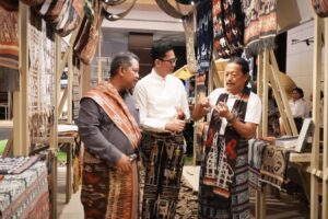 Sesi Tour Exhibition di Pameran Uma Nusantara dalam Acara Press Conference Living First 2025 'Ruang, Rasa, Rupa'(1)